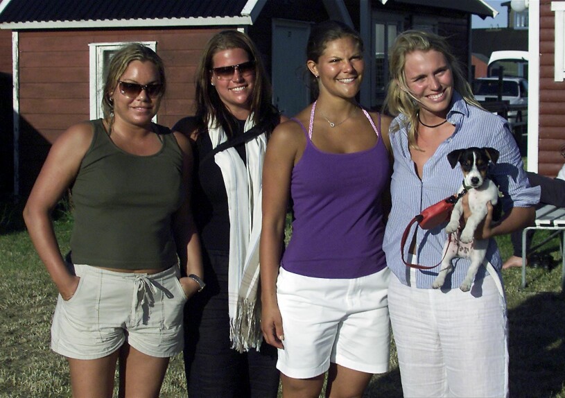 Josephine Génetay (till vänster) har i alla år varit en del av prinsessornas tjejgäng. Josephine Génetay Caroline Kreuger Nilsson Kronprinsessan Victoria Andrea Brodin