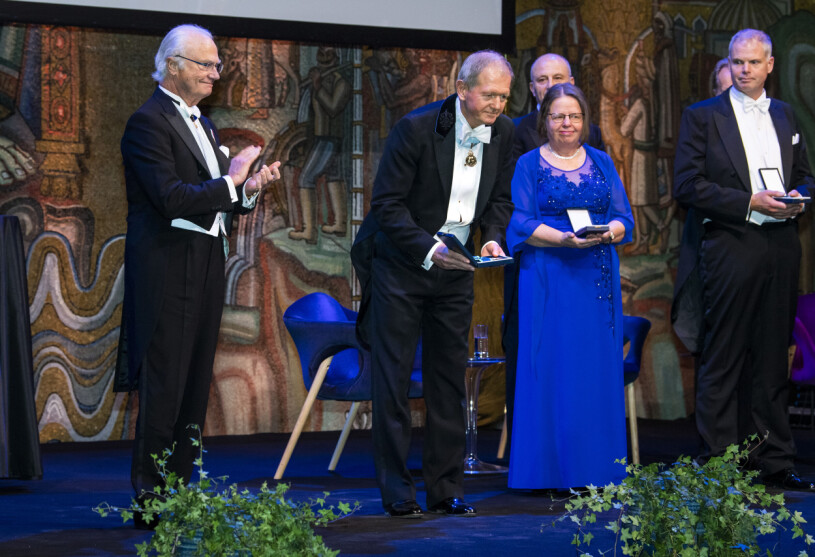 Högtidligt när Marcus Wallenberg fick ta emot sin guldmedalj ur kungens hand. Kungen Marcus Wallenberg IVA:s högtidssammankomst 2021 Stockholms stadshus