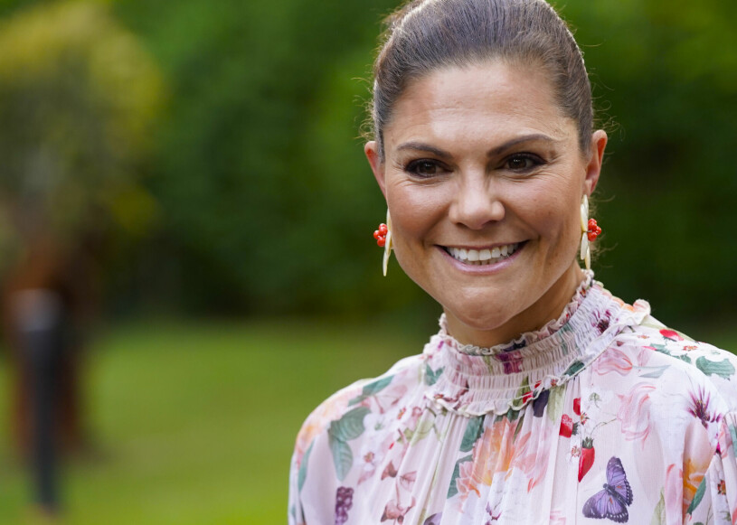 Kronprinsessan Victoria på gardenparty hemma hos svenska ambassadören i Nairobi. Kronprinsessan Victoria i en rosa klänning från By Malina