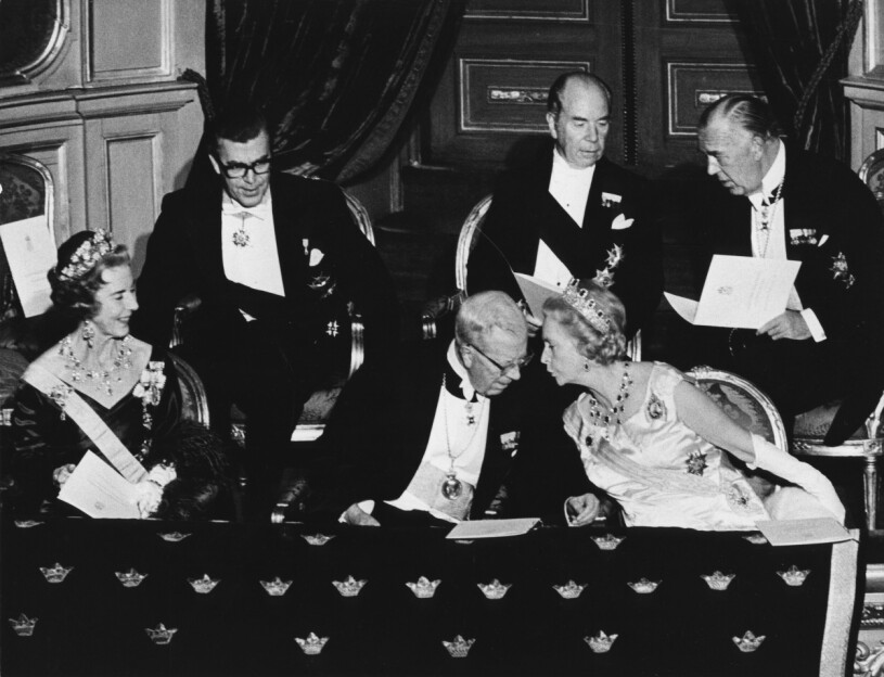 En svårt sjuk Sibylla i vit klänning längst till höger. Prinsessan Sibylla vid Gustaf VI Adolfs 90-årsfirande, två veckor innan hon dog