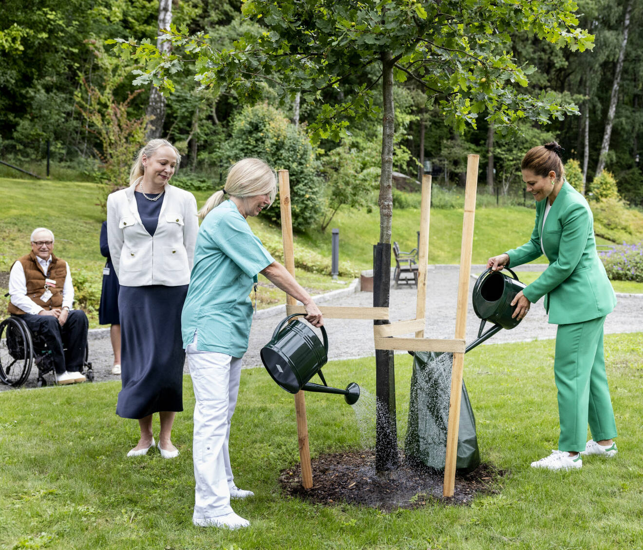 Kronprinsessan Victoria med den skogsek som planterades till minne av hennes besök på Aleris Rehab Station i Frösundavik