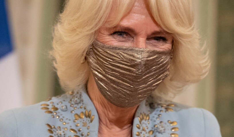 Camilla visar att det numera finns munskydd även för aftonbruk. Hertiginnan Camilla Munskydd Middag Aten Bankett