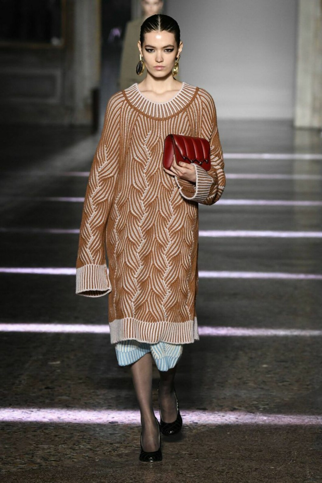 Under Milano Fashion Week såg vi en hel del stickade och mönstrade klänningar i oversize! Här av designern Marco De Vicenzo.