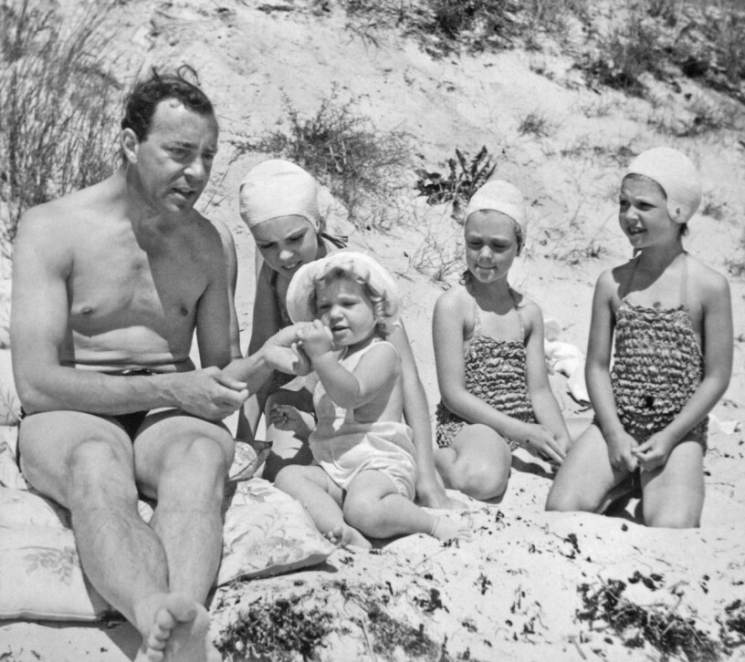 Sommaren 1945 tillbringade arvprins Gustav Adolf och prinsessan Sibylla i Falsterbo med döttrarna Margareta, Christina, Desirée och Birgitta. Våren därpå föddes lillebror Carl Gustaf.