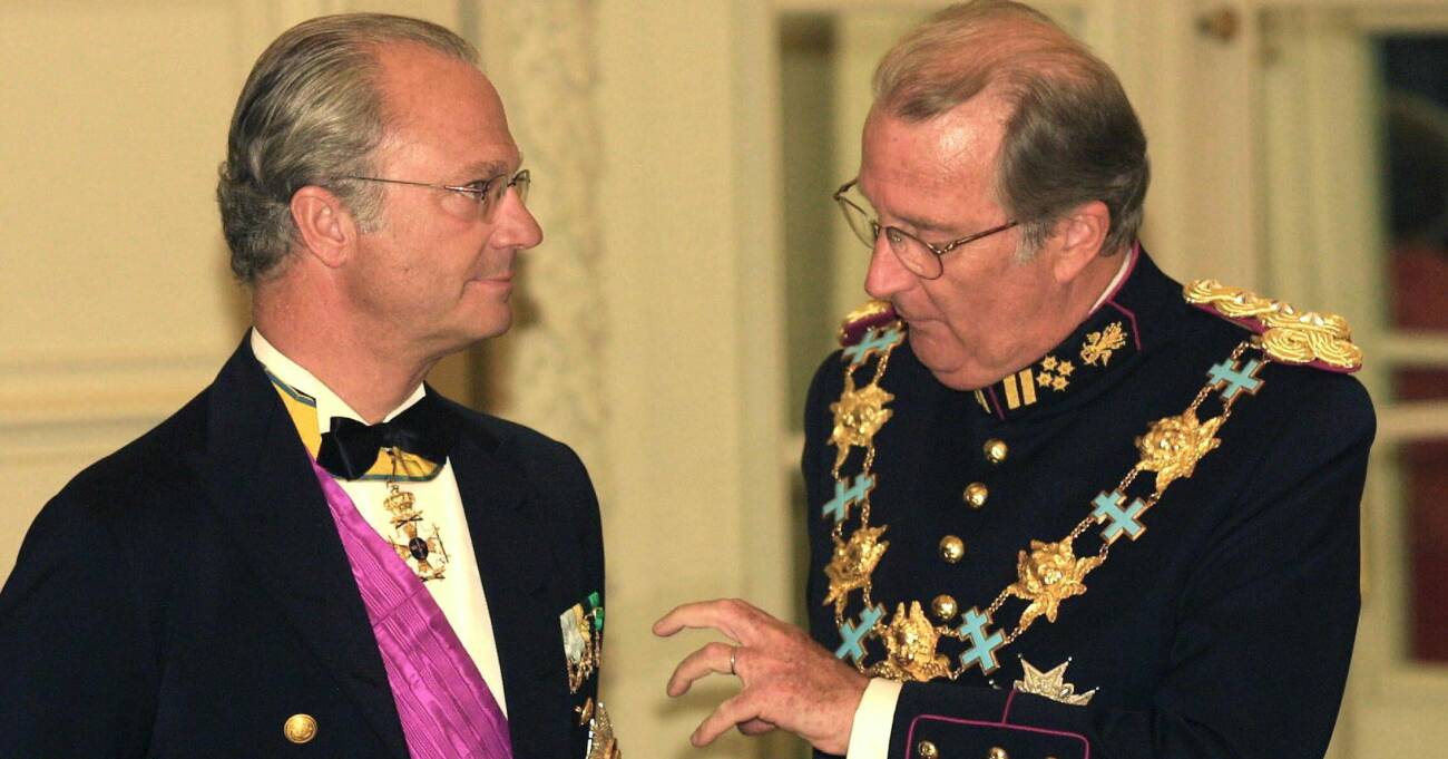 Kung Carl Gustaf lyssnar på dåvarande Kung Albert