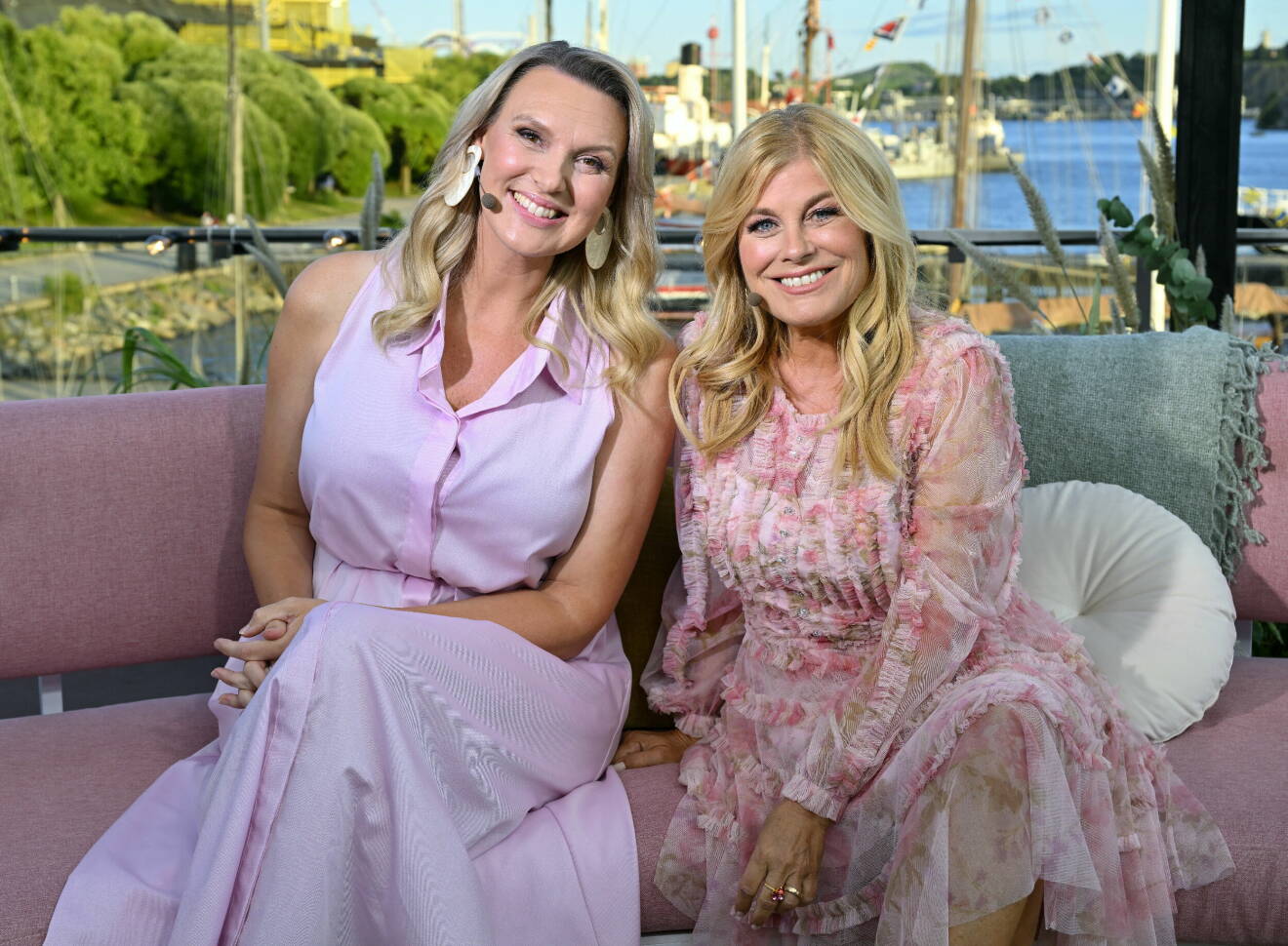 Sanna Nielsen och Pernilla Wahlgren under inspelning av talkshowen Tilde.