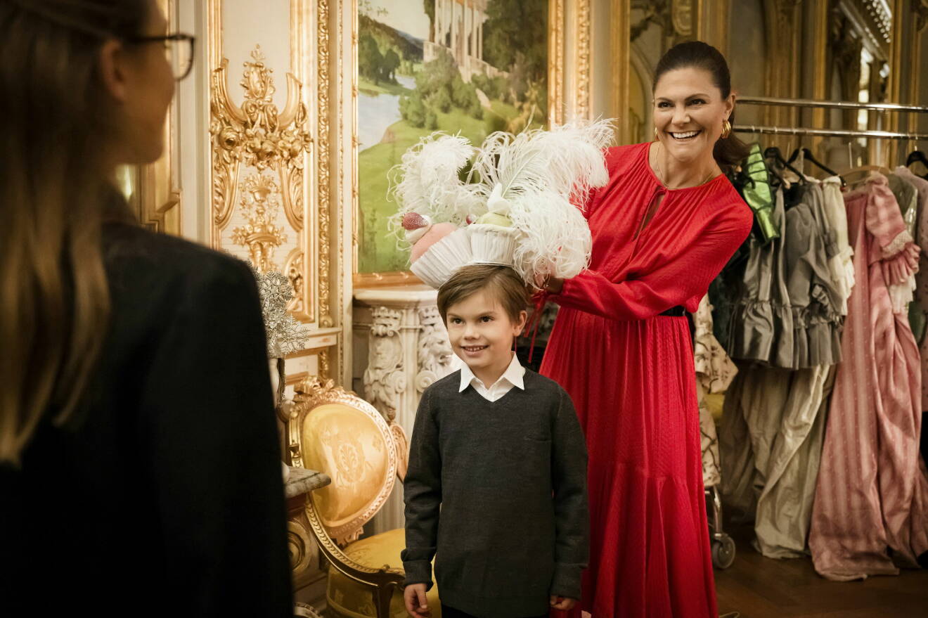 Inför jul besökte kronprinsessan Victoria, prins Daniel, prinsessan Estelle och prins Oscar Kungliga Operan i Stockholm och såg föreställningen Askungen. Innan ridån gick upp fick Kronprinsessan träffa några av Operans medarbetare 2023 firar Kungliga Operan 250 år.