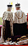Kung Charles och drottning Camilla på slottsbalkongen på hovets officiella bild