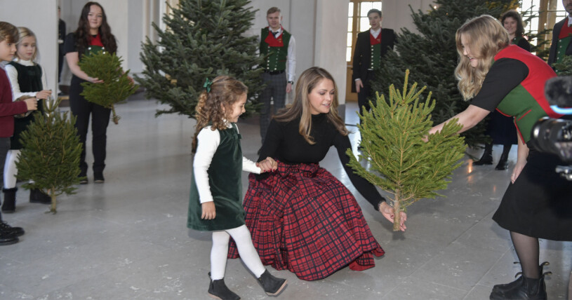 Prinsessan Adrienne såg minst sagt glad ut! Prinsessan Adrienne och prinsessan Madeleine på slottet 2021