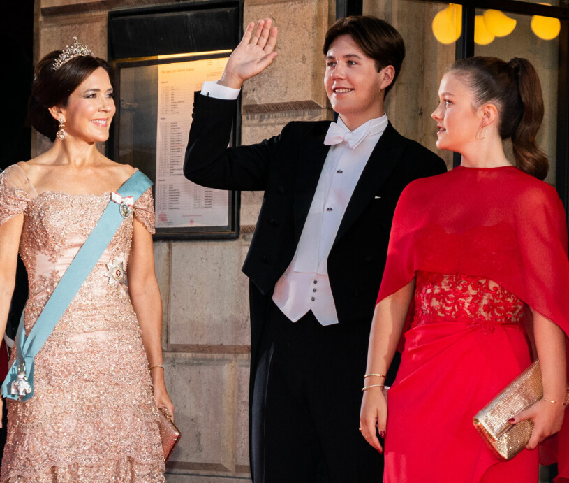 En snabb blick från Mary, för att kolla att allt var ok. Drottning Margrethes firande: Kronprinsessan Mary, prins Christian och prinsessan Isabella på Det Kongelige Teater i Köpenhamn