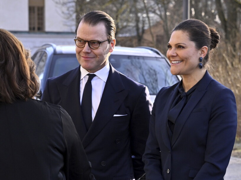 Kronprinsessparet åker på en veckas besök i Australien och Nya Zeeland. Kronprinsessan Victoria och prins Daniel anländer till en minnesceremoni för Förintelsens offer i Eric Ericsonhallen på fredagen.