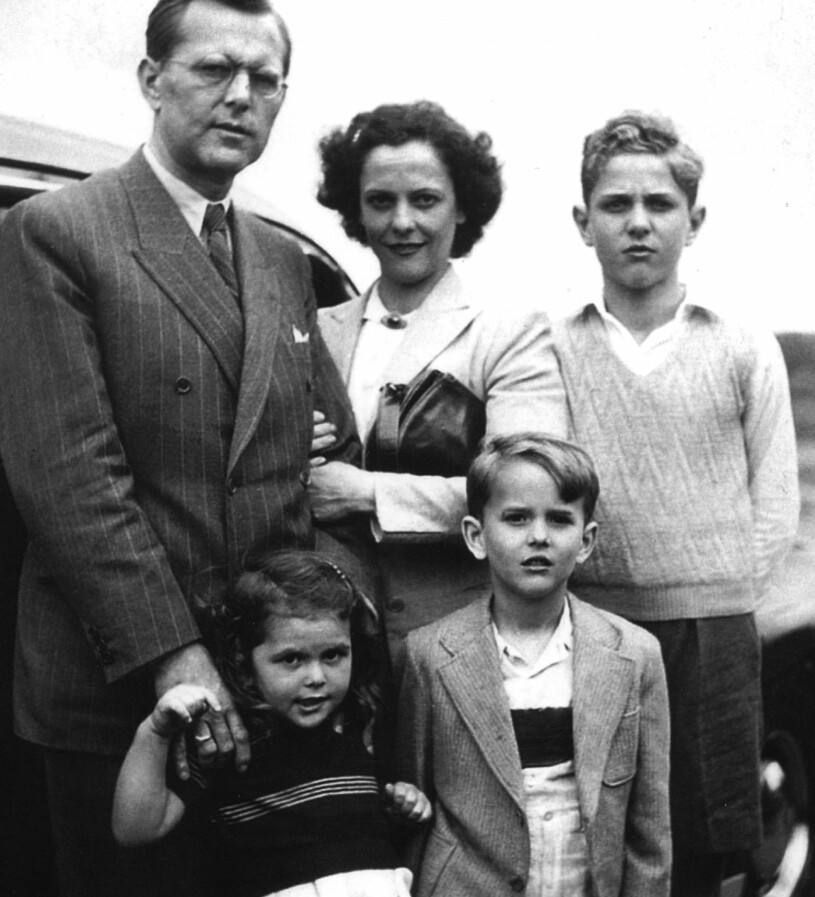 Lilla Silvia Sommerlath med sin familj. Mamma Alice föddes i den brasilianska adelsfamiljen de Toledo och nu är oron stor för drottningens kusiner och sysslingar. Silvia Sommerlath Walter Sommerlath Alice Sommerlath Jörg Sommerlath Walther Sommerlath junior