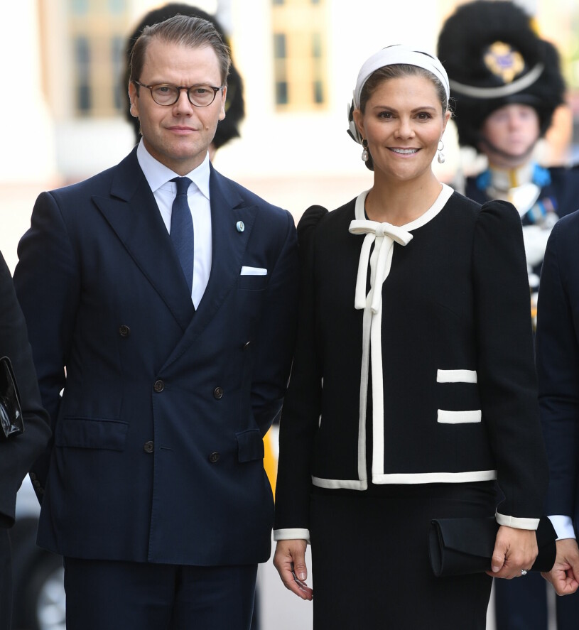 Prins Daniel och kronprinsessan Victoria anländer till riksdagshuset i samband med riksmötets öppnande. Då sågs de inte hålla handen. Prins Daniel och kronprinsessan Victoria