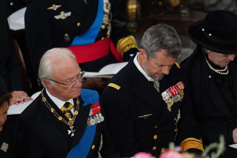 De svenska och danska kungligheterna satt bredvid varandra under begravningsceremonin i Westminster Abbey.