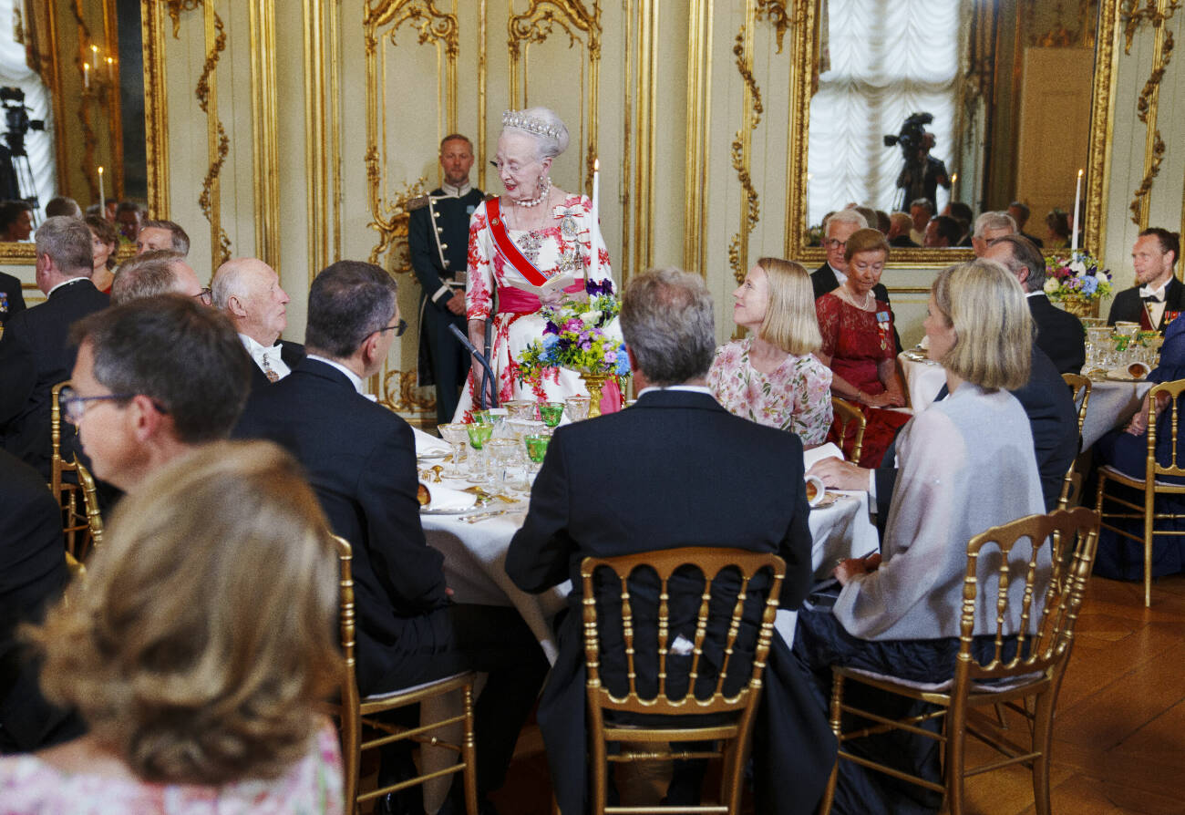 Gästerna till bords vid drottning Margrethes middag för kung Harald och drottning Sonja i Köpenhamn 2023