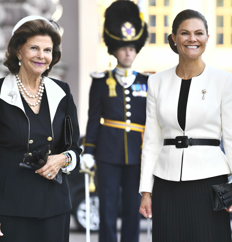 Drottning Silvia och kronprinsessan Victoria i rätta riksmötes-looken. Drottning Silvia och kronprinsessan Victoria – klädkoden vid riksmötets öppnande