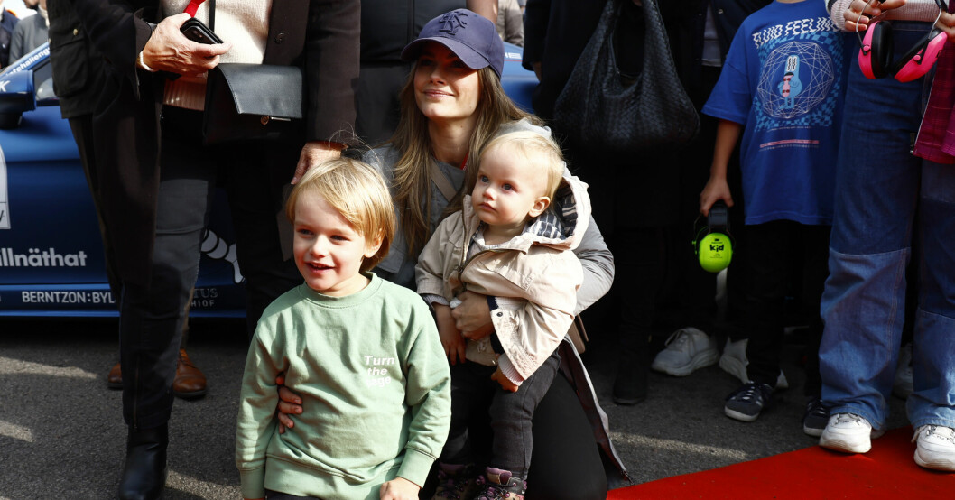 Lillprinsarna återförenas nu med Carl Philip och Sofia! Prinsessan Sofia med lillprinsarna