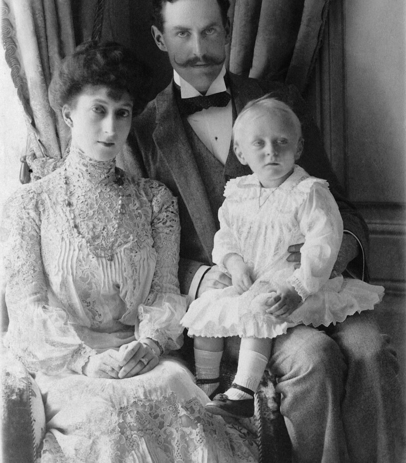 Det danska prinsparet Maud och Carl (Haakon) med lille sonen Alexander (Olav) åtog sig jobbet som Norges nya kungapar.
