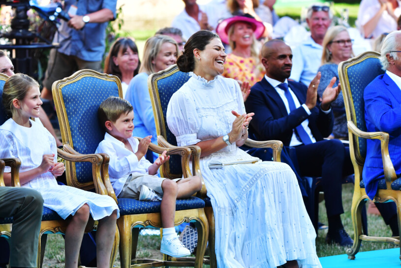 Den nya Victoriadagen! Kronprinsessan Victoria Prinsessan Estelle Prins Oscar Stephan Rimér Victoriadagen 2021 Klänning By Malina