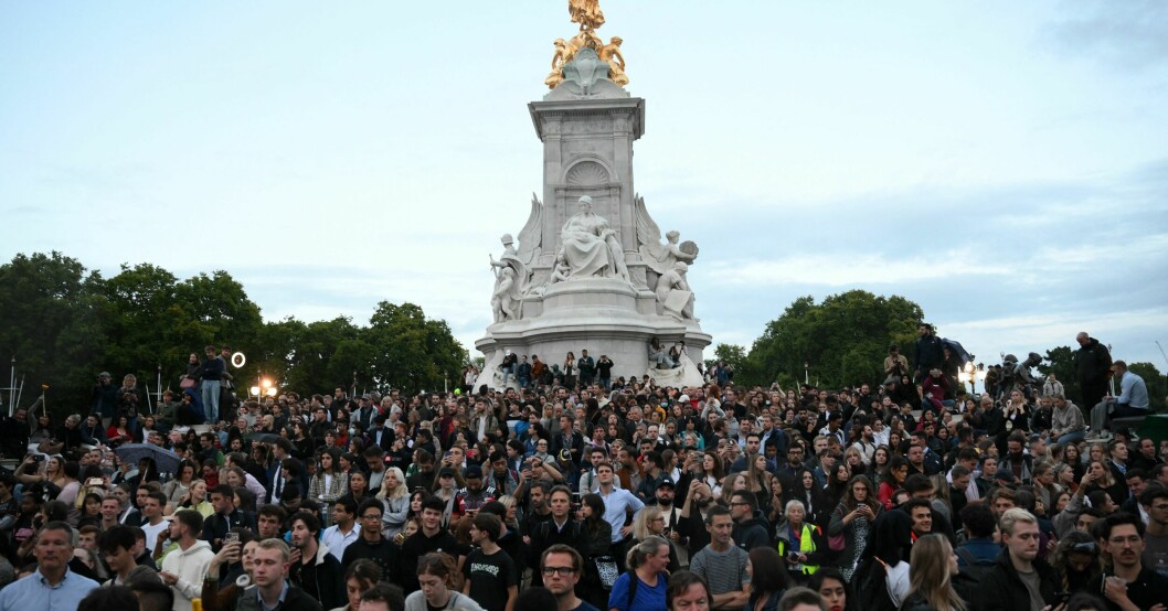 Folk samlas utanför Buckingham Palace för att ta farväl av drottning Elizabeth. Folk samlas utanför Buckingham Palace