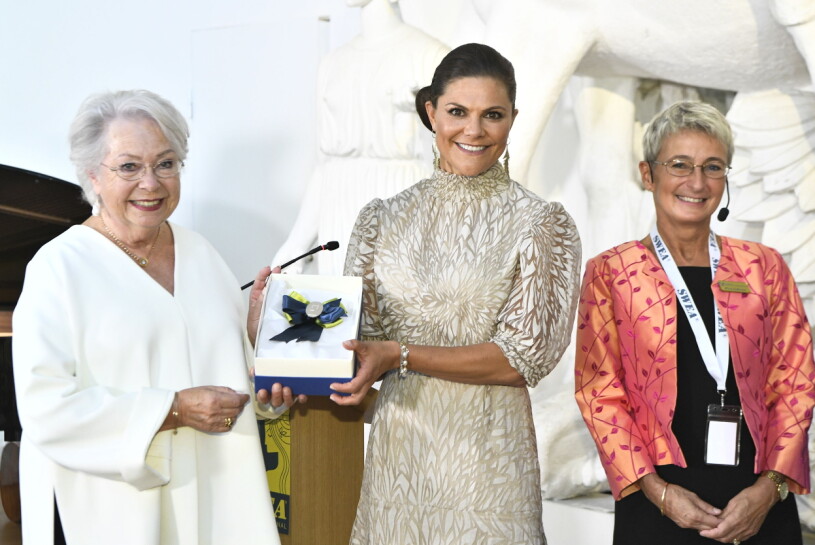 Victoria och prinsessan Christina med Suzanne Southard som är ordförande i SWEA International. Kronprinsessan Victoria prinsessan Christina Suzanne Southard ordförande SWEA International Årets svenska kvinna 2021