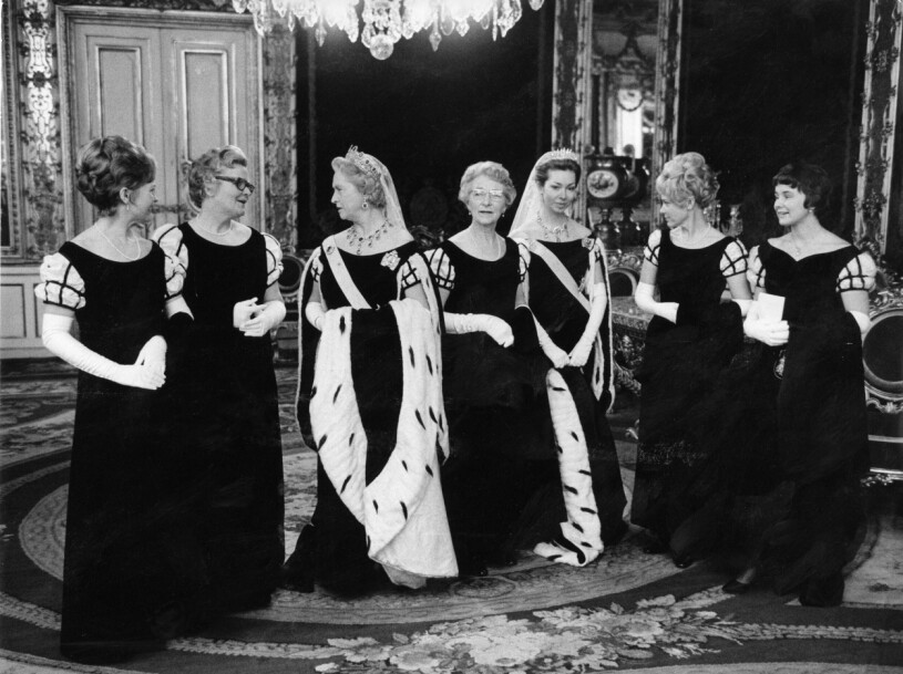 Prinsessan Sibylla och prinsessan Christina i hovdräkt vid Riksdagens högtidliga öppnande. Längst till höger Lisbet Palme. Prinsessan Sibylla, prinsessan Christina och Lisbet Palme i hovdräkt vid Riksdagens högtidliga öppnande.