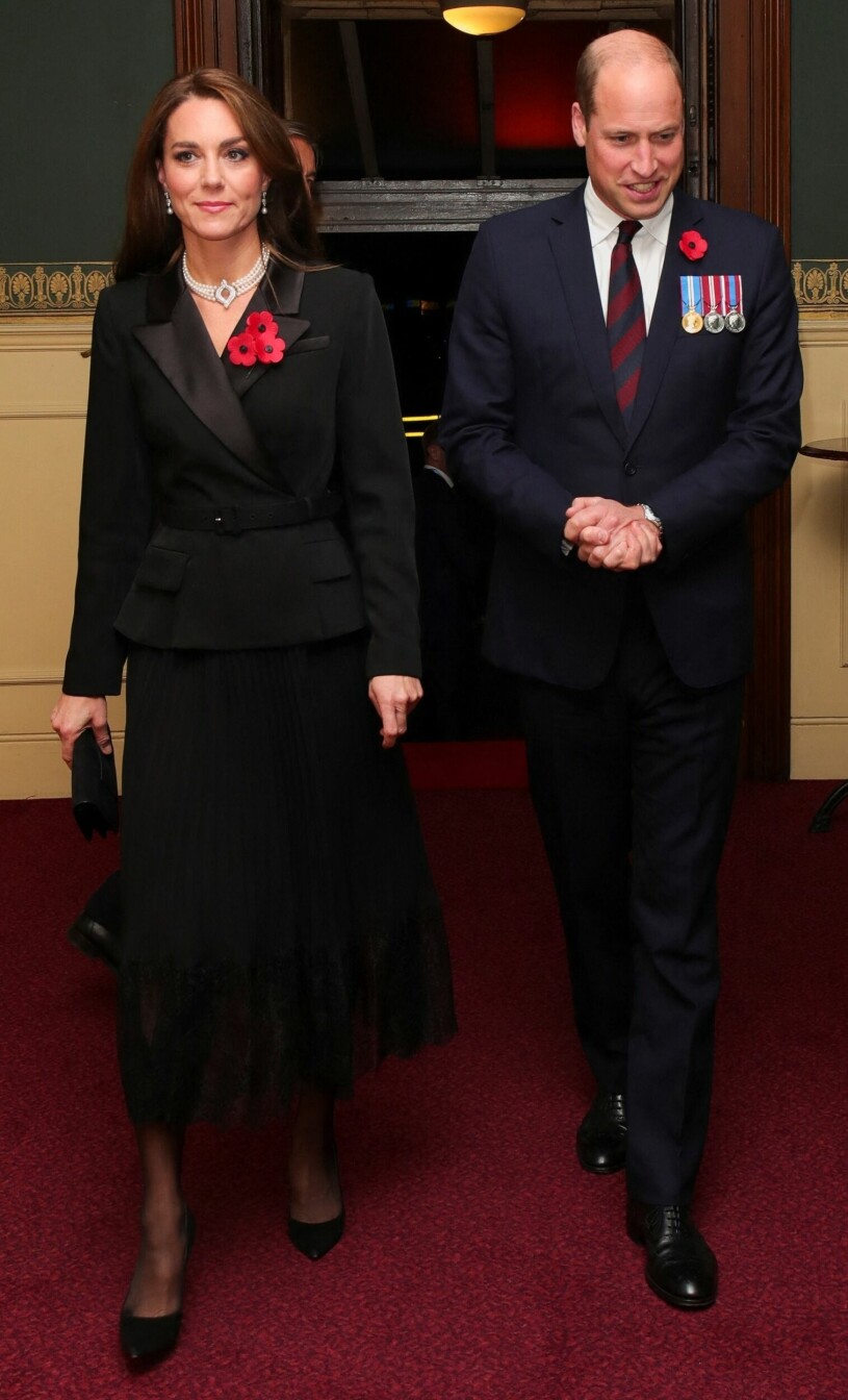 Hertiginnan Kate, prinsessan av Wales, i en svart klänning med fransar från Self Portrait