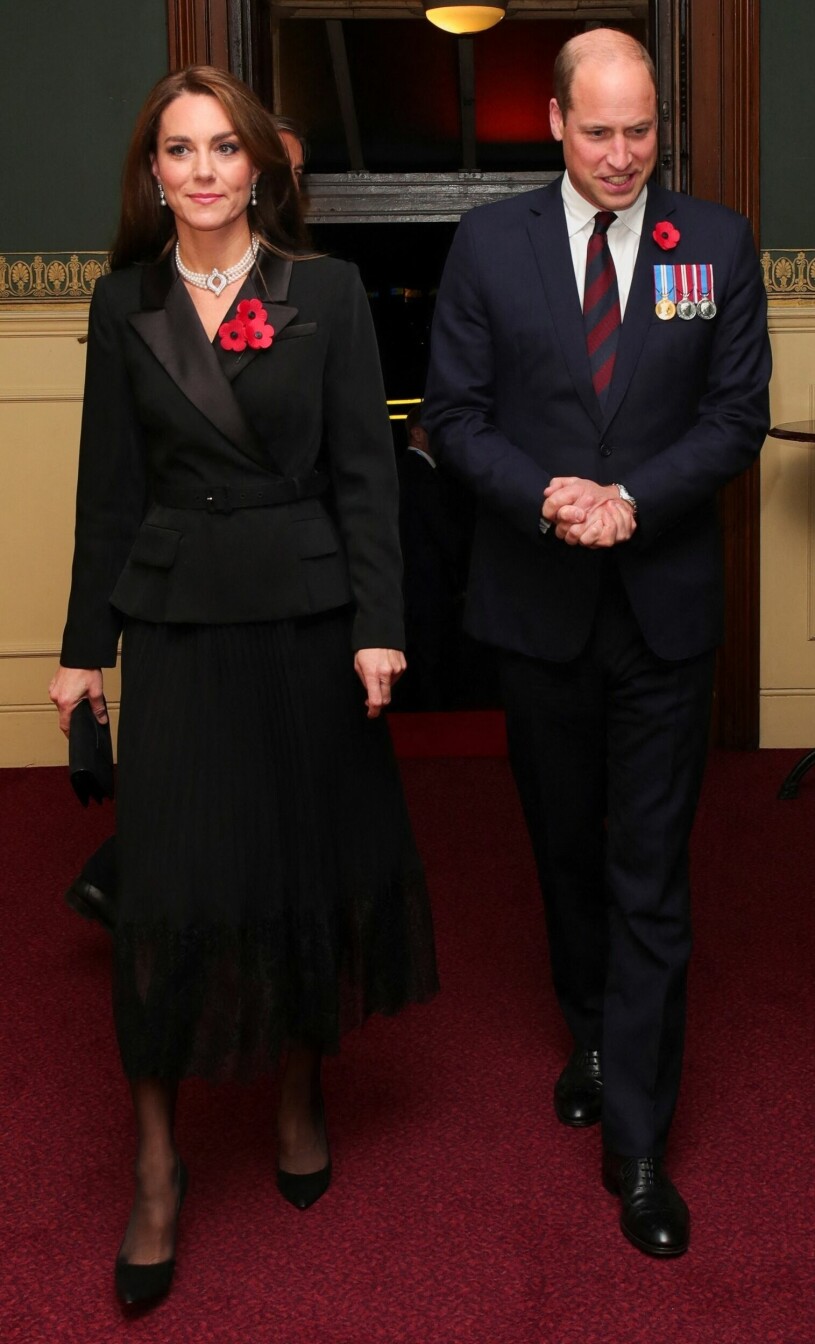 Kate i Royal Albert Hall förra helgen – i samma klänning som prinsessan Madeleine, fast långärmad och svart. Hertiginnan Kate, prinsessan av Wales, i en svart klänning med fransar från Self Portrait