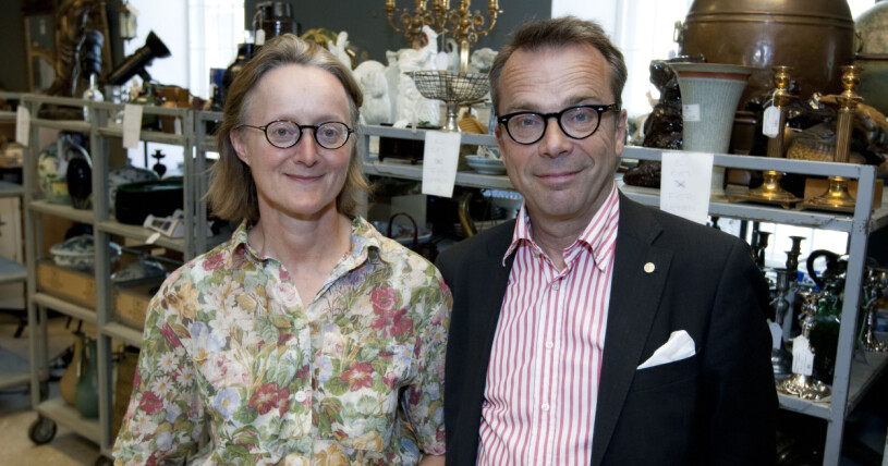 <font style="vertical-align: inherit;"><font style="vertical-align: inherit;"><font style="vertical-align: inherit;">Knut Knutson, antikhandlare och expert i "Antikrundan", tillsammans med hustrun Charlotte Widenfeldt även hon en fena på gammalt.</font></font></font>
