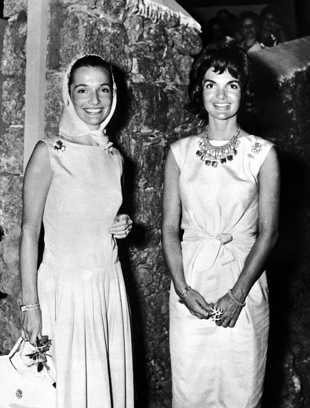 Lee med sin tre år äldre syster, Jackie Kennedy. Lee med sin tre år äldre syster, Jackie Kennedy.