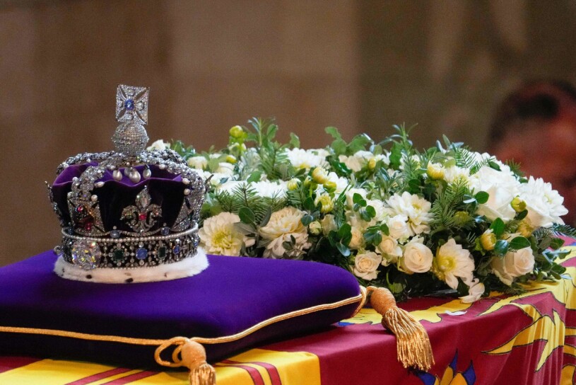 På kistan vilade The Imperial State Crown – samma krona som drottningen bar när hon kröntes. The Imperial State Crown – kronan som drottning Elizabeth bar när hon kröntes