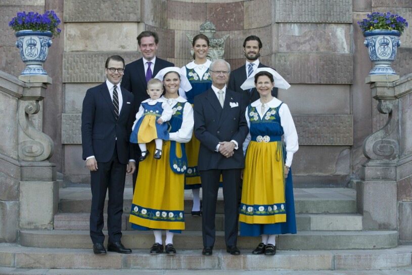 Chris O'Neill, prinsessan Madeleine, prins Carl Philip, prins Daniel, prinsessan Estelle, kronprinsessan Victoria, kung Carl XVI Gustaf och drottning Silvia