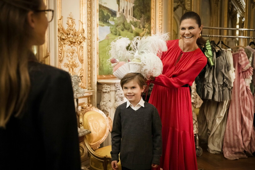 Oscar och Estelle hade kul bakom kulisserna! Inför jul besökte kronprinsessan Victoria, prins Daniel, prinsessan Estelle och prins Oscar Kungliga Operan i Stockholm och såg föreställningen Askungen. Innan ridån gick upp fick Kronprinsessan träffa några av Operans medarbetare 2023 firar Kungliga Operan 250 år. Operan grundades av kung Gustav III år 1773 och är nationalscen för opera och balett.