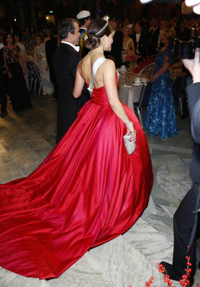 Kronprinsessan Victoria 2016 i röd Nobelklänning från Pär Engsheden