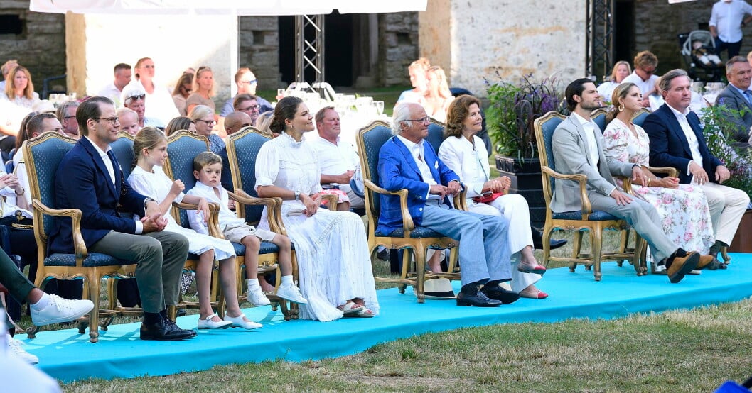 Den årliga Victoriakonserten kommer i år att hållas vid Borgholms Slott. Prins Daniel, prinsessan Estelle, prins Oscar, kronprinsessan Victoria, kung Carl Gustaf, drottning Silvia, prins Carl Philip, prinsessan Madeleine och Christopher O'Neill i samband med firandet av Victoriadagen på Sollidens Slott på Öland, 14 juli 2021.
