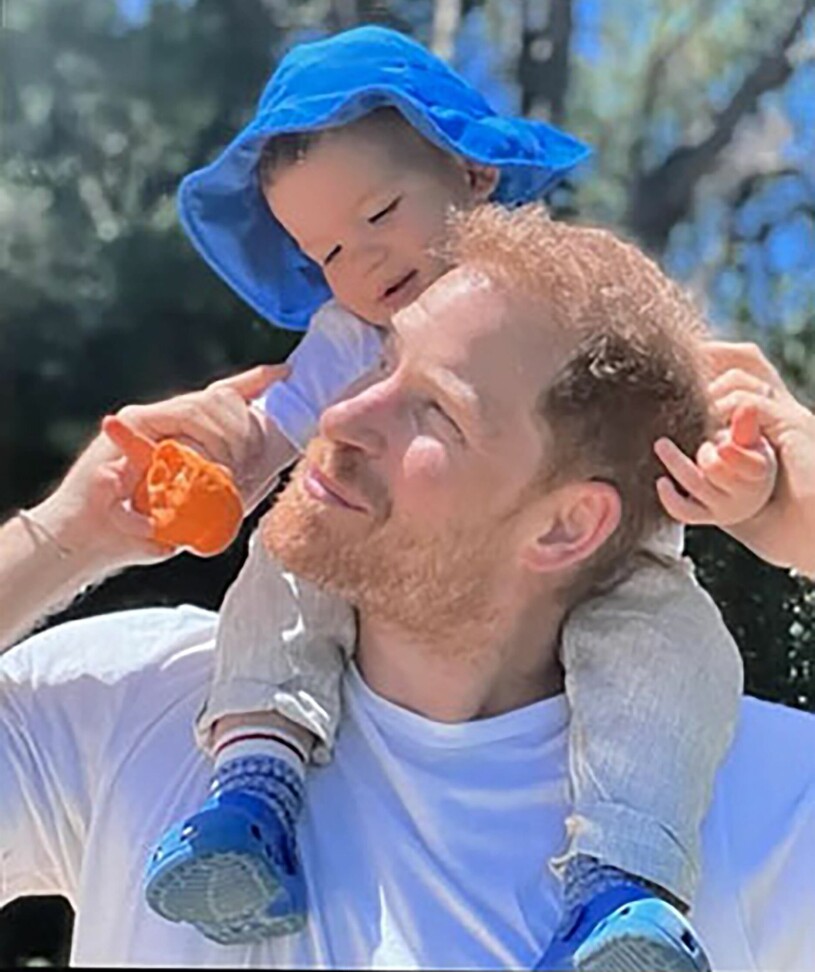 Archie på sin pappa axlar i solskenet. Prins Harry med sonen Archie på axlarna