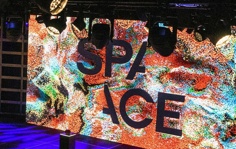 Avicii hyllas på Stockholms nya kulturcenter Space. Avicii hyllas på Stockholms nya kulturcentrum Space.