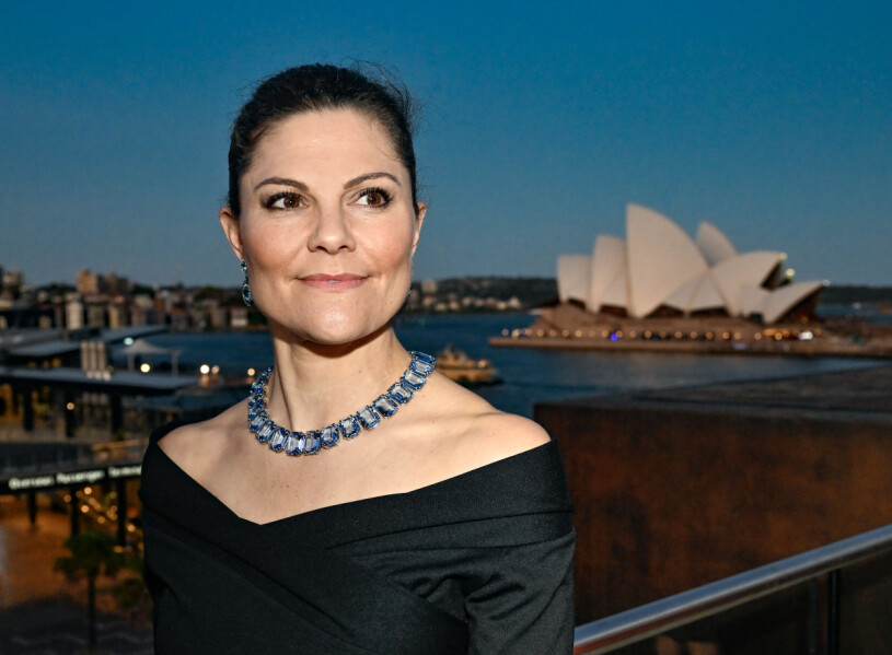 Sveriges kronprinsessa framför Sydneys berömda operahus. Kronprinsessan Victoria framför Sydneys operahus