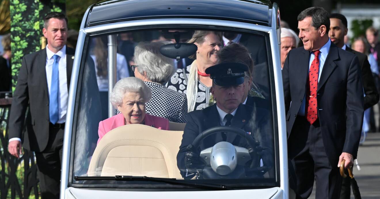 Drottning Elizabeth i elektrisk golfbil