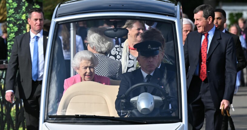 Den elektriska golfbilen hjälper drottning Elizabeth att ta sig fram längre sträckor. Drottning Elizabeth i elektrisk golfbil