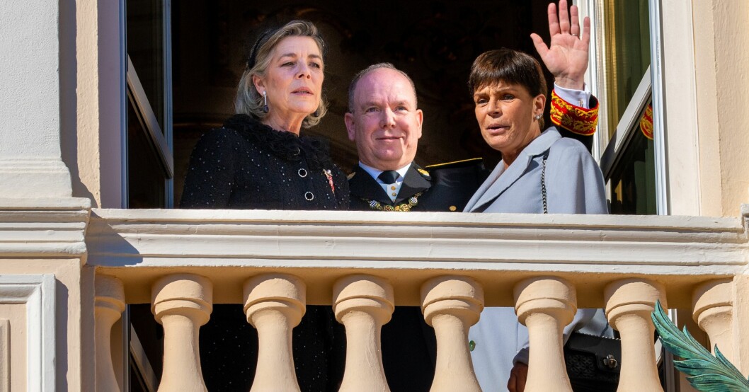Furst Albert fick sällskap av storasyster Caroline (till vänster) och lillasyster Stéphanie (till höger) på slottsbalkongen på Monacos nationaldag. Systrarna var även med under galamiddagen. Caroline, Albert och Stéphanie