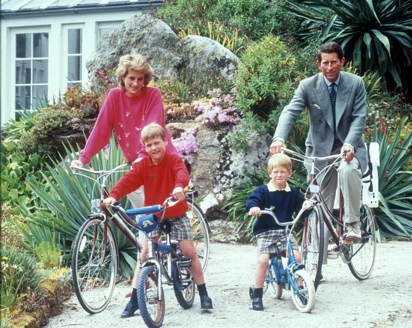 Prinsessan Diana, prins Charles, prins William och prins Harry på Scillyöarna, Storbritannien, 1989. Prinsessan Diana, prins Charles, prins William och prins Harry