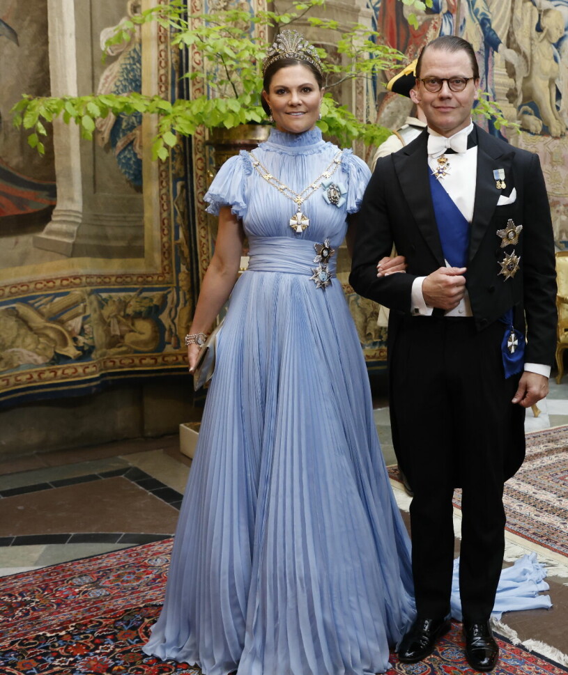 Kronprinsessan Victoria, vacker som våren själv i sin helplisserade sidenklänning designad av Jennifer Blom. Kronprinsessan Victoria och prins Daniel på galamiddag under finska statsbesöket 2022