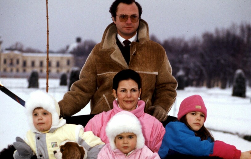 Vilken underbar familjebild! Kungafamiljen var rejält påpälsade i samband med slädfärden 1985. Det tillhör inte vanligheterna att se kung Carl Gustaf i en brunn skinnjacka, men det verkar som att allt klär en kung. Kung Carl Gustaf, prins Carl Philip, drottning Silvia, prinsessan Madeleine och kronprinsessan Victoria