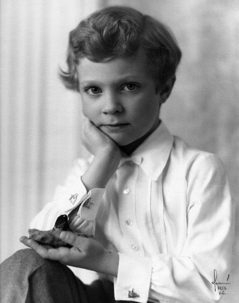 Kungen i byxor med pressveck och skjorta med manschettknappar: Den officiella födelsedagsbilden som togs till hans sjuårsdag 1953. Kungen 7 år som han såg ut på den officiella födelsedagsbilden 1953