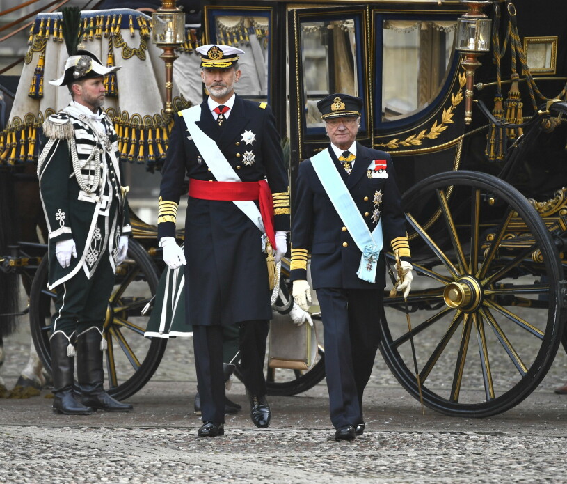 Kung Carl Gustaf bredvid jätten kung Felipe.