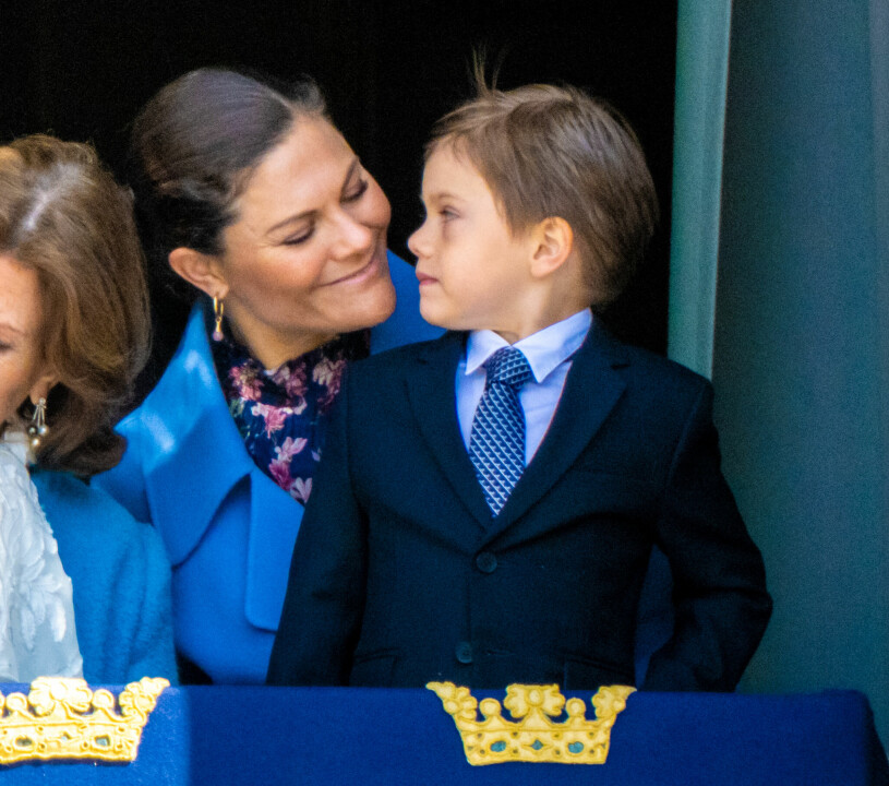 En blick som säger allt. Kronprinsessan Victoria med prins Oscar på kungens födelsedag 2022