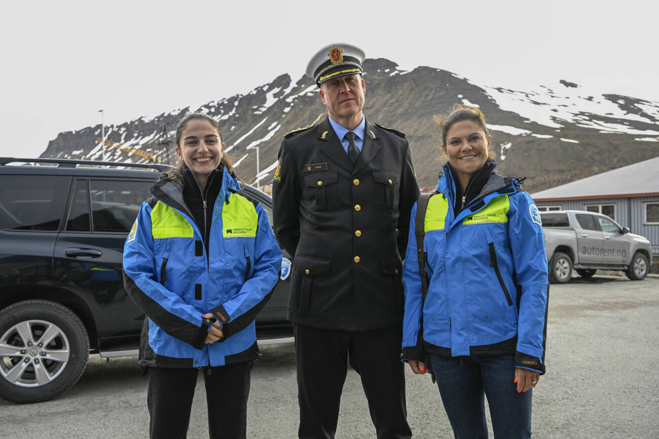 Kronprinsessan Victoria och miljöminister Romina Pourmokhtari med Svalbards sysselman Lars Fause