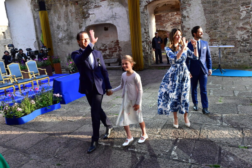 Prins Daniel och prinsessan Estelle tillsammans med Sofia och Carl Philip vid Victoriakonserten 2020. Prins Daniel Prinsessan Estelle Prinsessan Sofia Prins Carl Philip Victoriakonserten 2020 i Borgholms slottsruin