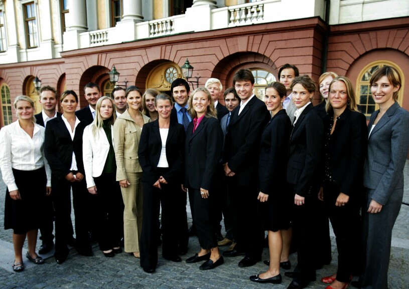 Kronprinsessan Victoria (i beige byxdress) med sina kursare på diplomatprogrammet 2007. Kronprinsessan Victoria kurskamrater UD:s diplomatpgram 2007
